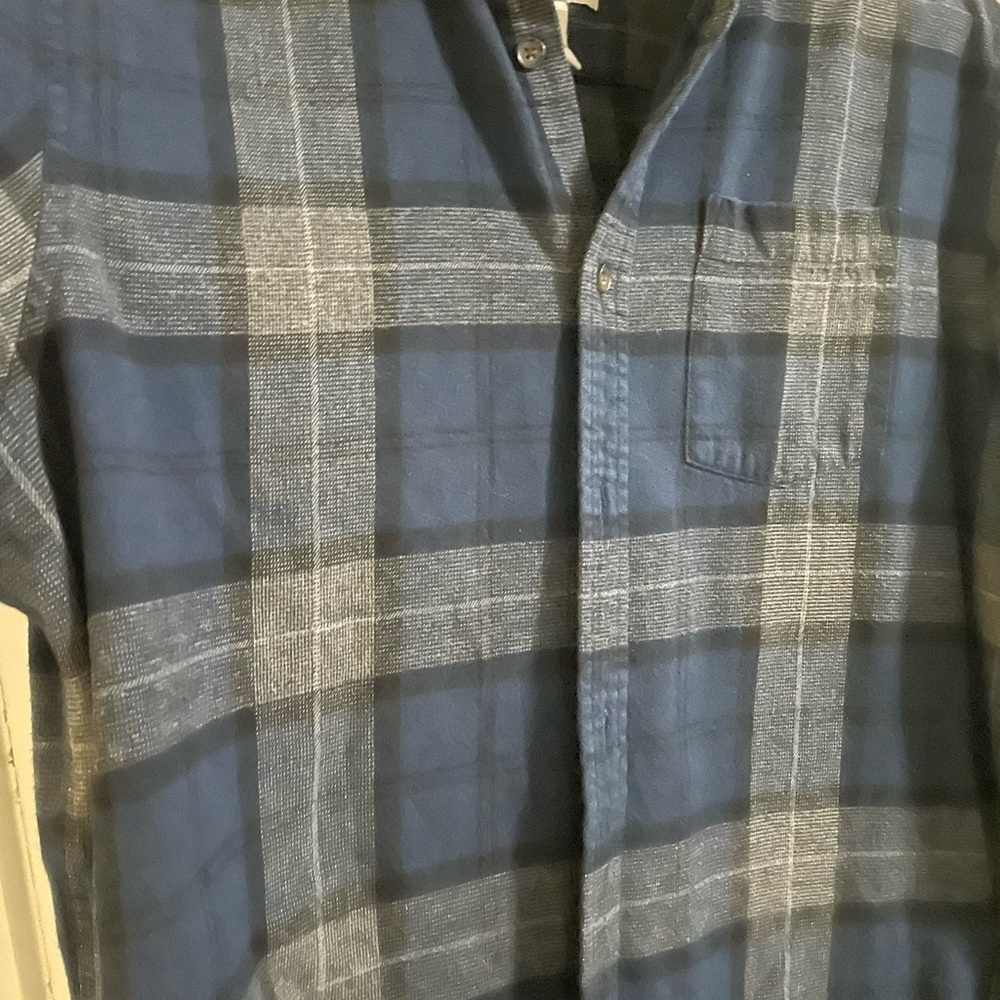 Men’s St. John's Bay Navy and Charcoal Plaid Shirt in size medium - Picture 4 of 4